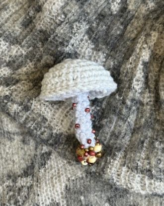 Picture of Crochet White, Bronze, and Gold Mushroom Beaded Brooch Version 2